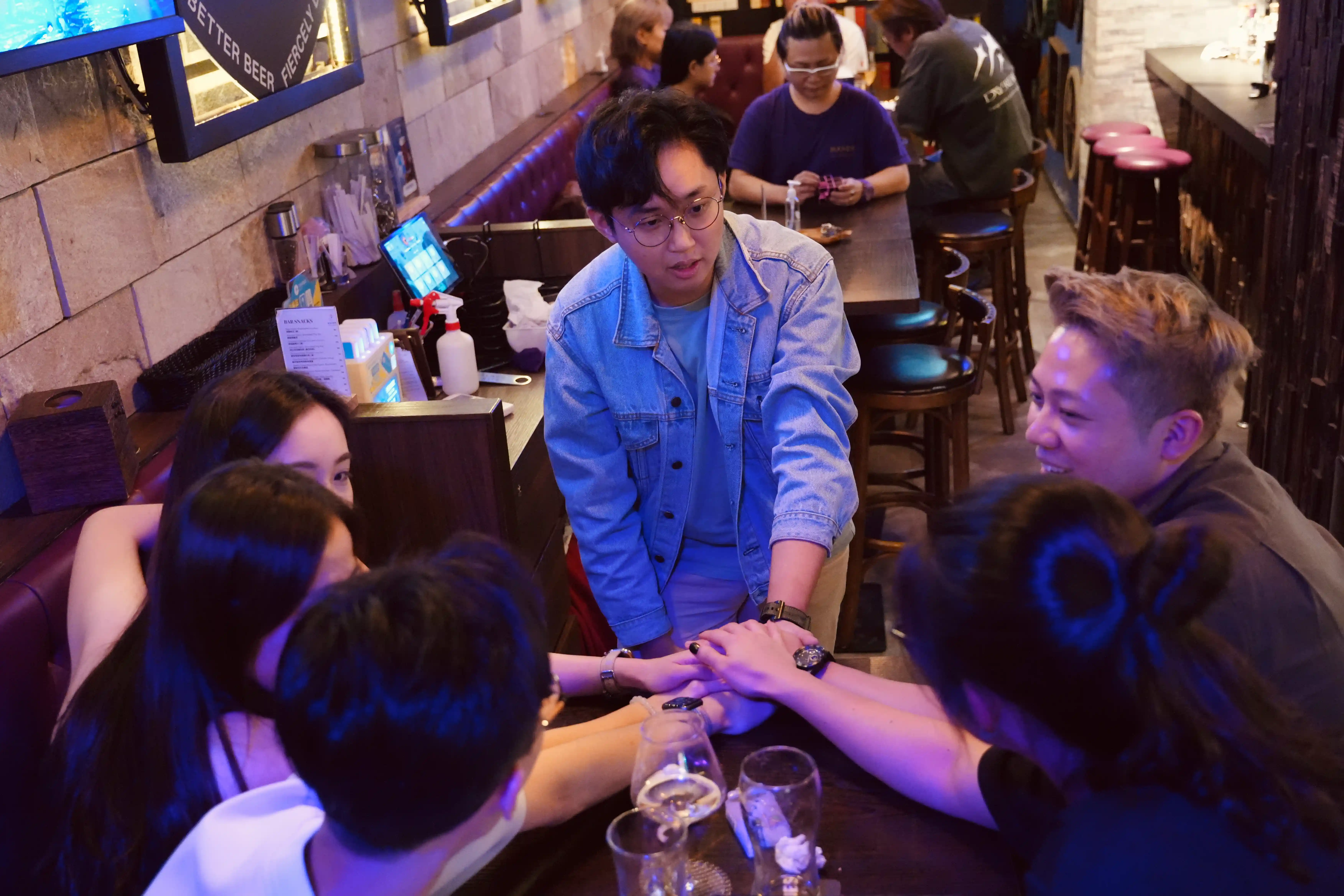 Sophisticated roaming magic at a rooftop party